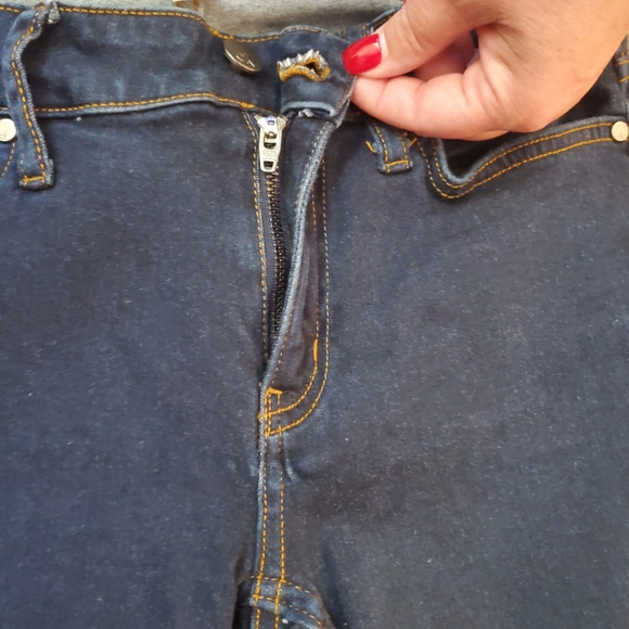 Calvin Klein - Picture 4 of 5